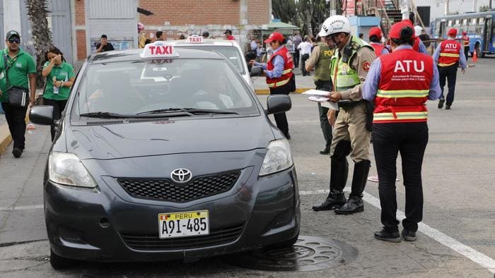Taxista de Perú pasando revisión